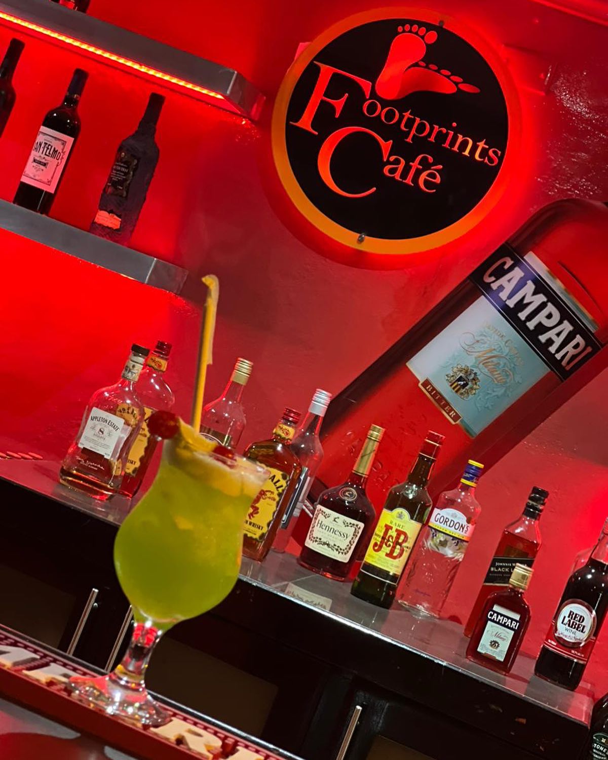 Footprints Cafe bar atmosphere